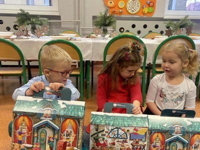 Spotkanie z Gwiazdorem i Jasełka w wykonaniu starszaków